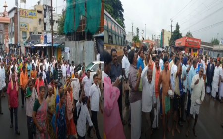 மழையில் நனைந்தபடி மக்கள் நலப்பணியாளர்கள் பேரணி