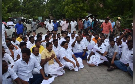 வைகை அணையிலிருந்து தண்ணீர் திறக்கக்கோரி அதிமுக போராட்டம்