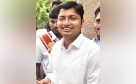 அந்த இரண்டுல ஒன்றை நீக்கிடுங்க!: எலெக்ஷன் கமிஷனின் கறார் ஆர்டர்