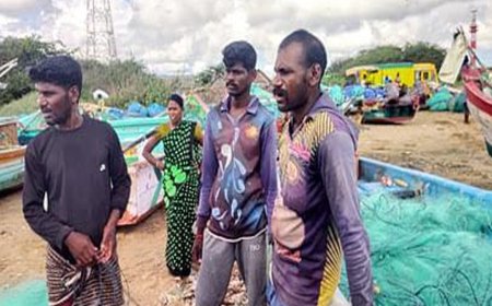 தமிழக மீனவர்களை தாக்கி விரட்டிடித்த இலங்கை கடற்படை