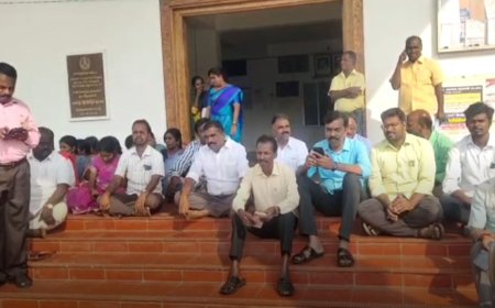 ஓரத்தநாடு: வட்டார வளர்ச்சி அலுவலர் மற்றும் பணியாளர்கள் உள்ளிருப்பு போராட்டம்