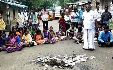 சாராய பாக்கெட்டுக்களை சாலையில் கொட்டி பொதுமக்கள் மறியல்