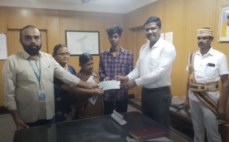 பெற்றோரை இழந்த கல்லூரி மாணவரின் கல்விக்கு உதவிய மாவட்ட ஆட்சியர் 