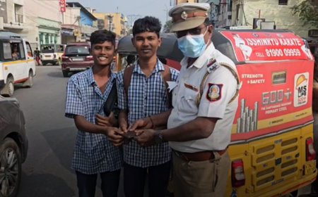 தவறவிட்ட பர்ஸினை நேர்மையாக ஒப்படைத்த அரசு பள்ளி மாணவர்கள்-காவல்துறை பாராட்டு