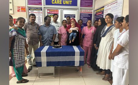சிசுவுடன் தன் உயிரைக்  காப்பற்றிய அரசு மருத்துவமனை ஊழியர்களுடன் குழந்தையின் பிறந்தநாளைக் கொண்டாடிய  தாய்