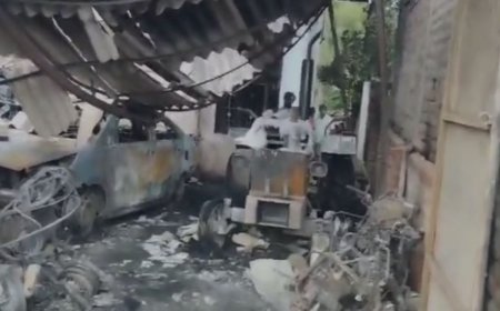 எலக்ட்ரிக் பைக் தீ விபத்து- 10 வாகனங்கள் தீயில் எரிந்து சேதம்