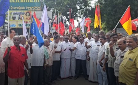 காஞ்சிபுரத்தில் பேருந்து முன் படுத்து தொழிலாளர்கள் போராட்டம்