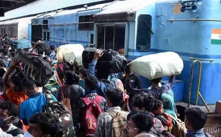 சென்னைக்கு செல்ல ரயிலில் முண்டியடித்த கூட்டம்- லேசான தடியடி நடத்திய போலீஸ்