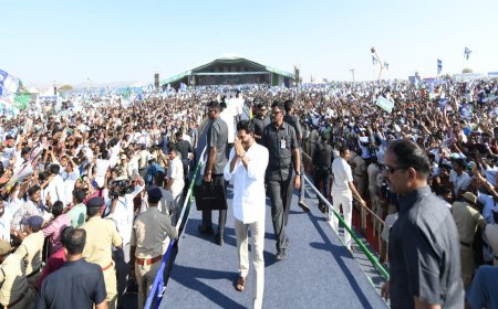 ‘அந்த’ பத்திரிகையா நீ? இந்தா வாங்கிக்கோ! போட்டோகிராஃபரை புரட்டி எடுத்த YSR தொண்டர்கள்..!