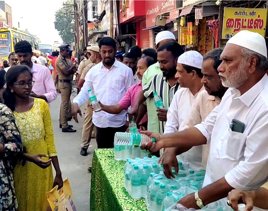 கோனியம்மன் கோயில் திருவிழா.. பக்தர்களுக்கு தண்ணீர் வழங்கிய இஸ்லாமியர்கள்..