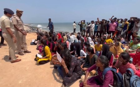 ஆர்த்தி படுகொலை... கண்ணீர் மல்க நடுக்கடலில் பேனர் வைத்து மாணவர்கள் போராட்டம்...