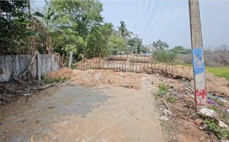 துண்டிக்கப்பட்ட சாலை... வேறு வழியில்லாமல் 10 கிலோமீட்டர் சுற்றிச் செல்லும் மக்கள்...