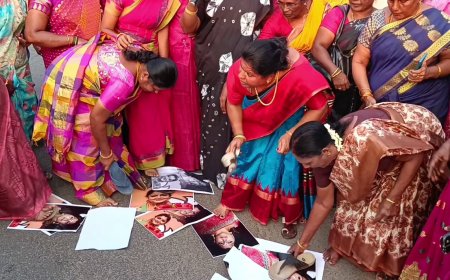 குஷ்பு மன்னிப்பு கேட்க வேண்டும்! திமுக மகளிரணி போராட்டம்