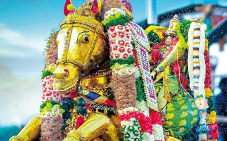 பச்சைப் பட்டுடுத்தி வைகையில் இறங்கினார் கள்ளழகர்.. மதுரையில் எங்கும் எதிரொலித்த கோவிந்தா முழக்கம்