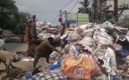 மூட்டை மூட்டையாக மலைபோல் குப்பைகளை சேகரித்து வைத்த மனநலம் பாதிக்கப்பட்ட பெண்...அதிகாரிகள் செய்த செயல்...