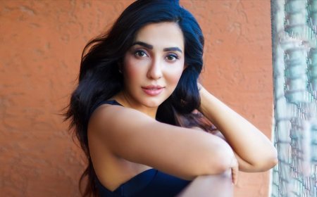 ஊழியரைத் தாக்கியதாக நடிகை பார்வதி நாயர் மீது வழக்குப்பதிவு