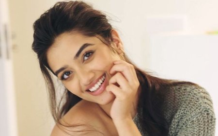 புன்னகையில் மயக்கும் பாக்யஸ்ரீ போர்ஸ் புகைப்படங்கள்