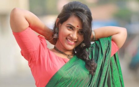 புடவையில் ஒளிரும் திவ்யா துரைசாமி புகைப்படங்கள்