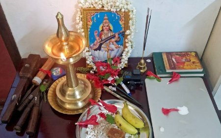 "தொழில் நிறுவனங்களுக்கும், தொழிலாளா்களுக்கும் வாழ்த்துகள்" ஆயுத பூஜைக்கு தலைவர்களின் வாழ்த்து