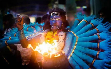 குலசேகரன்பட்டினம் முத்தாராம்மன் கோயில் தசரா திருவிழா..  சிறப்பாக நடந்த மகிசாசூரசம்ஹாரம்