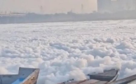 மிக மோசமான அளவுக்கு சென்ற காற்றின் தரம்..வெண் நுரை பொங்கி செல்லும் யமுனை ஆறு