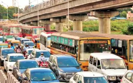 தீபாவளியையொட்டி சொந்த ஊர்களுக்கு படையெடுக்கும் மக்கள்.. 2 கி.மீ. போக்குவரத்து பாதிப்பு