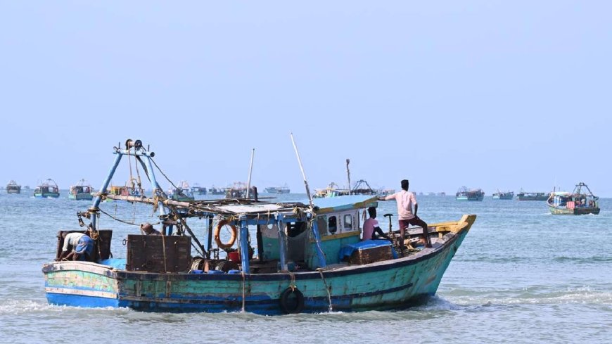 எல்லை தாண்டி மீன்பிடித்ததாக குற்றச்சாட்டு...நாகை மீனவர்களை கூண்டோடு பிடித்துச்சென்ற  இலங்கை கடற்படை