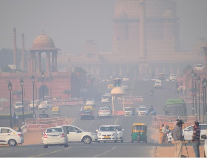 டெல்லியில் காற்று மாசு அபாயம் : ஊழியர்கள் வீட்டில் இருந்த பணியாற்ற உத்தரவு 