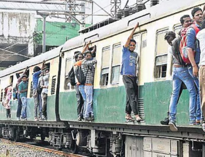 ரயில் படிக்கட்டில் பயணம் செய்தால் கடும் தண்டனை : தெற்கு ரயில்வே எச்சரிக்கை 