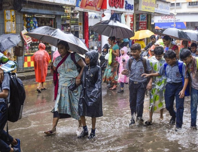 ரெட் அலர்ட் : எந்தந்த மாவட்டங்களில் நாளை பள்ளி, கல்லூரிகளுக்கு விடுமுறை ?
