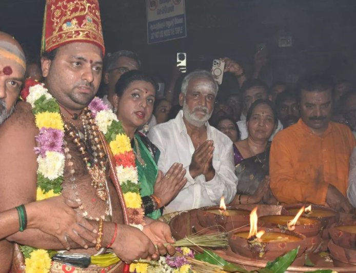 திருவண்ணாமலை அண்ணாமலையார் கோயிலில் பக்தி கோஷம் முழங்க பரணி தீபம் ஏற்றப்பட்டது