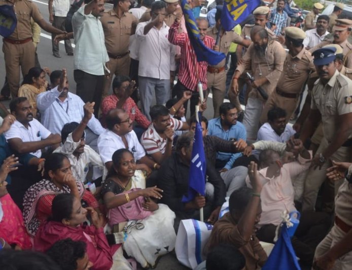 பழைய ஓய்வூதிய திட்டம் கோரி அரசு ஊழியர்கள் போராட்டம் : காவல்துறையினர் கைது செய்தனர்