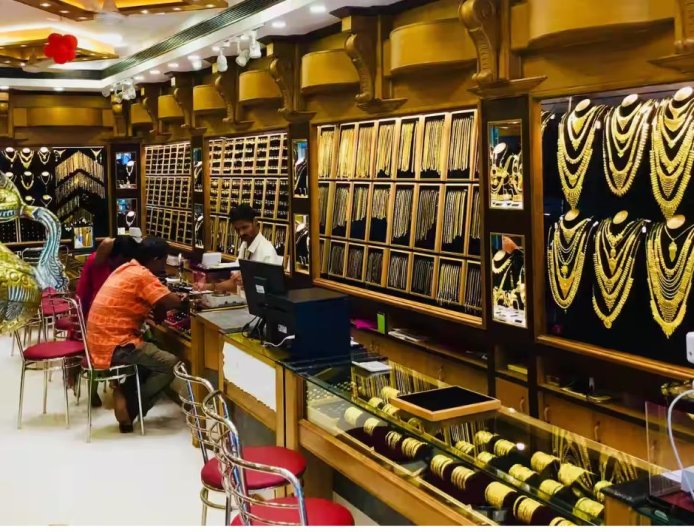 நகைப்பிரியர்களுக்கு ஷாக் நியூஸ் : தங்கம் சவரன் ரூ 1 லட்சத்தை தாண்டியது  