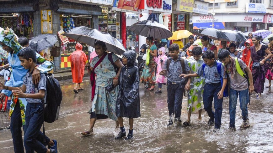 ரெட் அலர்ட் : எந்தந்த மாவட்டங்களில் நாளை பள்ளி, கல்லூரிகளுக்கு விடுமுறை ?