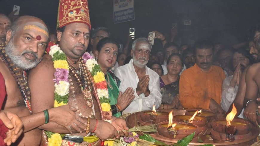 திருவண்ணாமலை அண்ணாமலையார் கோயிலில் பக்தி கோஷம் முழங்க பரணி தீபம் ஏற்றப்பட்டது