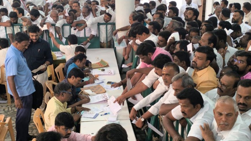 வெறிசோடி இருந்த அதிமுக அலுவலகம் : அமாவாசையால் விருப்பமனு வாங்க குவிந்த நிர்வாகிகள் 