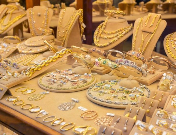 வார தொடக்கத்தில் அதிர்ச்சி செய்தி : தங்கம் சவரன் ரூ. 640 உயர்வு : வெள்ளி கிலோ ரூ 8 ஆயிரம் ஏற்றம் 