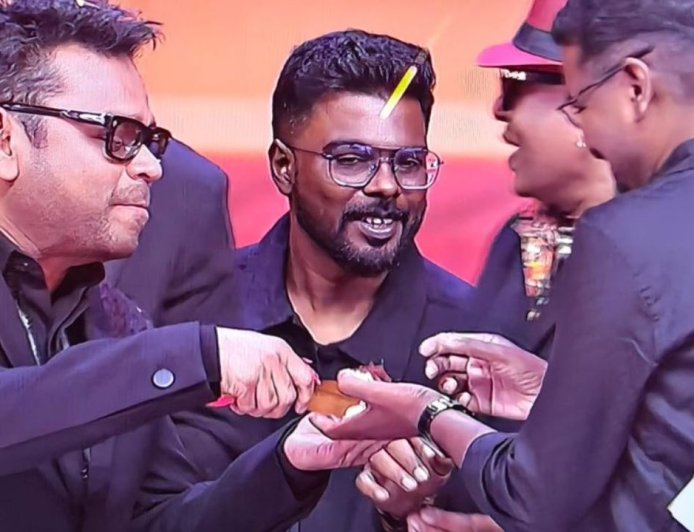 “மூன்வாக்”  படக்குழுவுடன் ஏ.ஆர்.ரஹ்மான் பிறந்தநாள் கொண்டாட்டம் !!