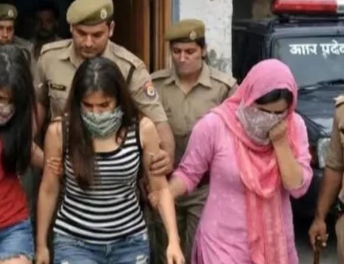 ஐஏஎஸ் அதிகாரி வீட்டில் விபச்சாரம்: நூற்றுக்கணக்கில்  “காண்டம் பாக்கெட்” கண்டு அதிர்ந்து போன போலீஸ்