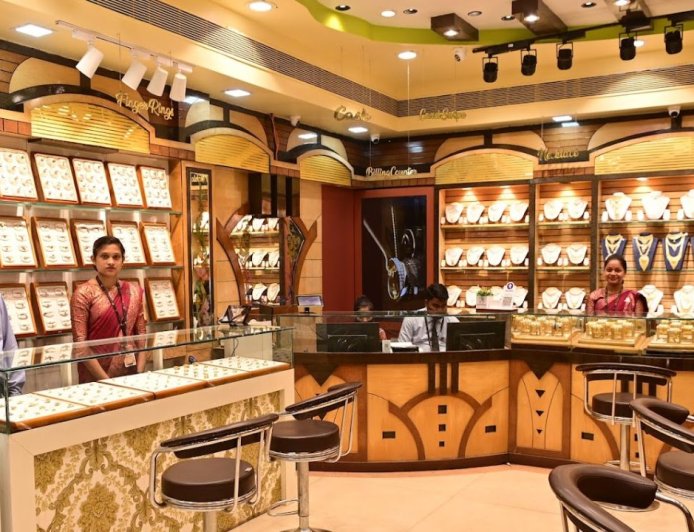 வார தொடக்கத்தில் அதிர்ச்சி: தங்கம், வெள்ளி விலை புதிய உச்சம்: சவரனுக்கு ரூ.1,760 உயர்வு 