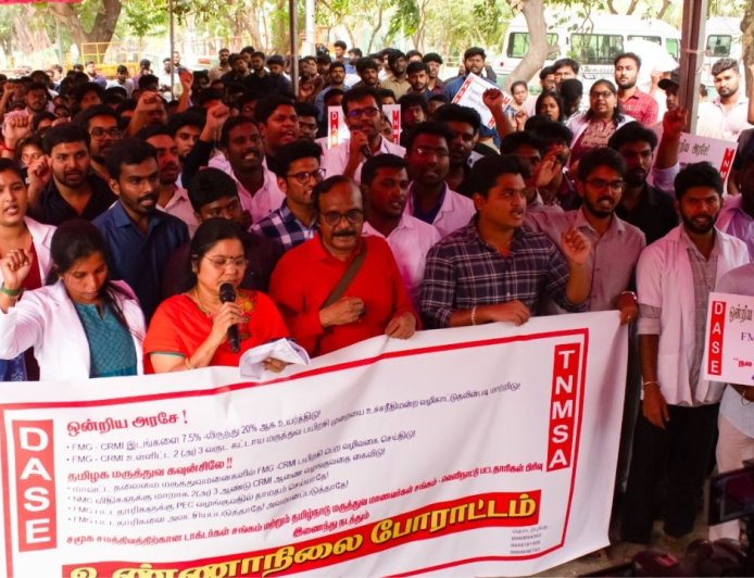 10 அம்ச கோரிக்கையை வலியுறுத்தி வெளிநாட்டில் மருத்துவம் பயின்ற மருத்துவப் பட்டதாரிகள் உண்ணாவிரதம் 