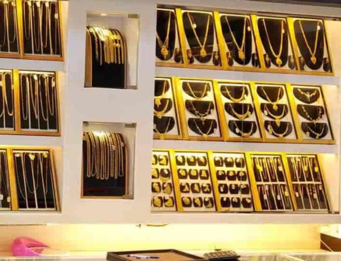 தங்கம் விலை புதிய உச்சம்: சவரனுக்கு ரூ 1,280 உயர்வு: நகைப்பிரியர்கள் அதிர்ச்சி 