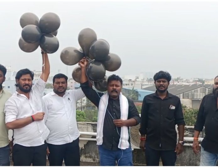 தமிழகம் வந்த பிரதமர் மோடிக்கு கருப்பு பலூன் பறக்க விட்ட காங்கிரசார் கைது 