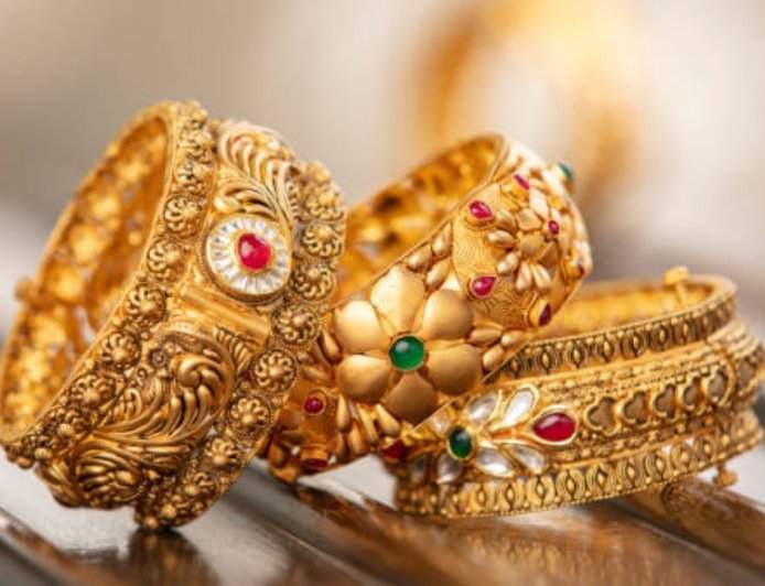 காலையில் விர்ர்ர்ர்ர்… மாலையில் சர்ர்ர்ர்ர்: தங்கம் சவரனுக்கு ரூ 800 குறைவு 