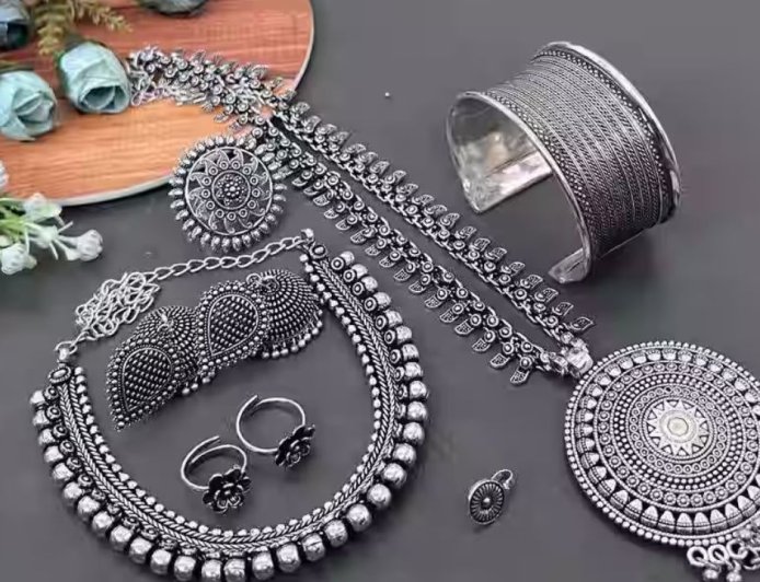 ஏறி வேகத்தில் இறங்கும் வெள்ளி விலை: ஓரே நாளில் கிலோவிற்கு ரூ.85 ஆயிரம் குறைவு