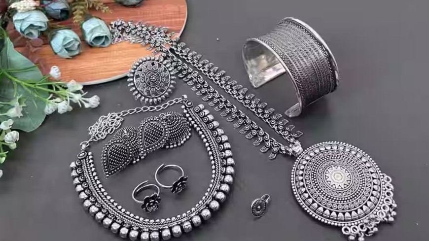 ஏறிய வேகத்தில் இறங்கும் வெள்ளி விலை: ஓரே நாளில் கிலோவிற்கு ரூ.85 ஆயிரம் குறைவு