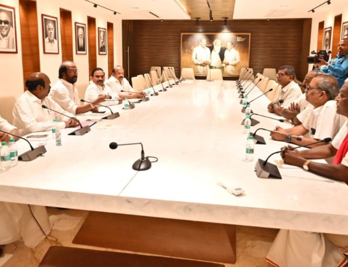 காங்., தேமுதிகவுக்கு மட்டும் தருவீங்க, எங்களுக்கு தர மாட்டீங்கல கூடுதல் தொகுதி கேட்டு அடம்பிடிக்கும்  மா.கம்யூ 