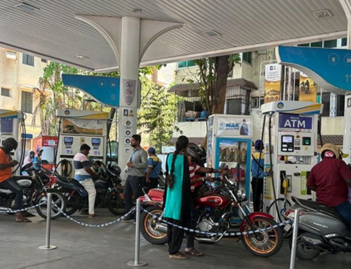 வாகன ஓட்டிகளுக்கு கசப்பு செய்தி : பெட்ரோல் விலையை உயர்த்தி எண்ணெய் நிறுவனங்கள் அறிவிப்பு!