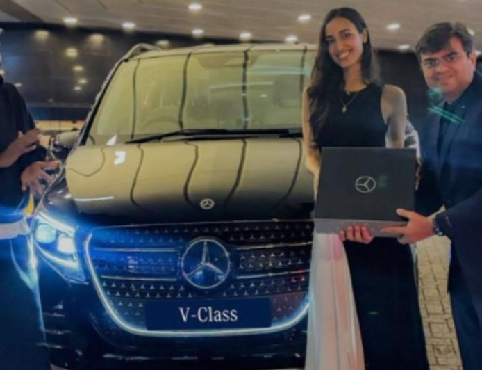 காதலிக்கு மெர்சிடிஸ் பரிசு அளித்த பிரபல இந்திய கிரிக்கெட் வீரர்