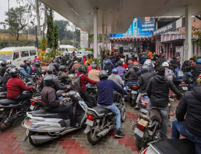 பெட்ரோல் ரூ.10, டீசல் ரூ.12.50 விலை உயர்வு? மத்திய அரசு அதிர்ச்சி தகவல்